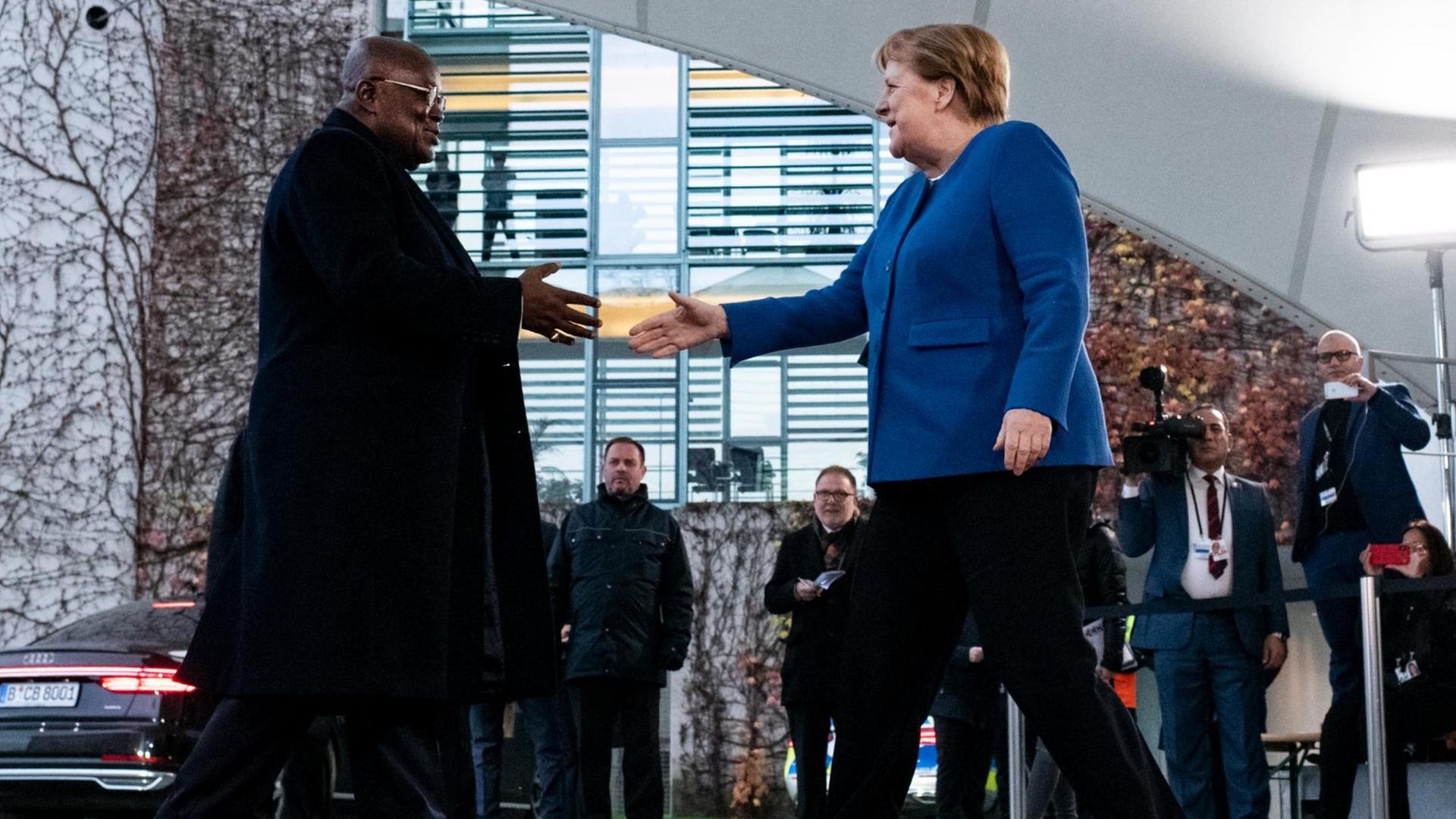 Bundes-Kanzlerin Angela Merkel begrüßt den Präsidenten von dem Land Ghana. Er heißt Nana Addo Dankwa Akufo-Add.