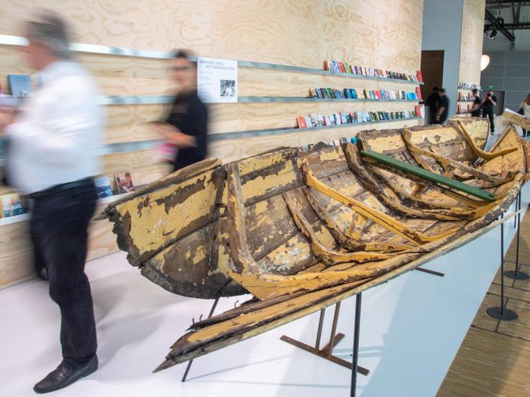 Installation " Wittgensteins Boot " der Kuenstlerin Marianne Heske im norwegischen Ehrengastpavillon auf der Frankfurter Buchmesse 2019