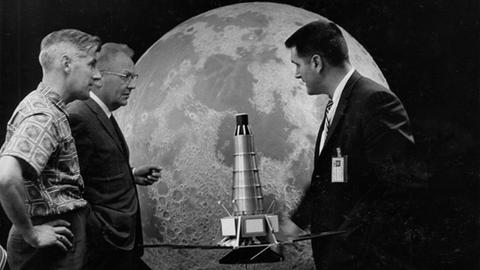 Ewen Whitaker (links) mit Gerard Kuiper und Raymond Heacock bei der Identifizierung der Landestelle von Apollo 12.