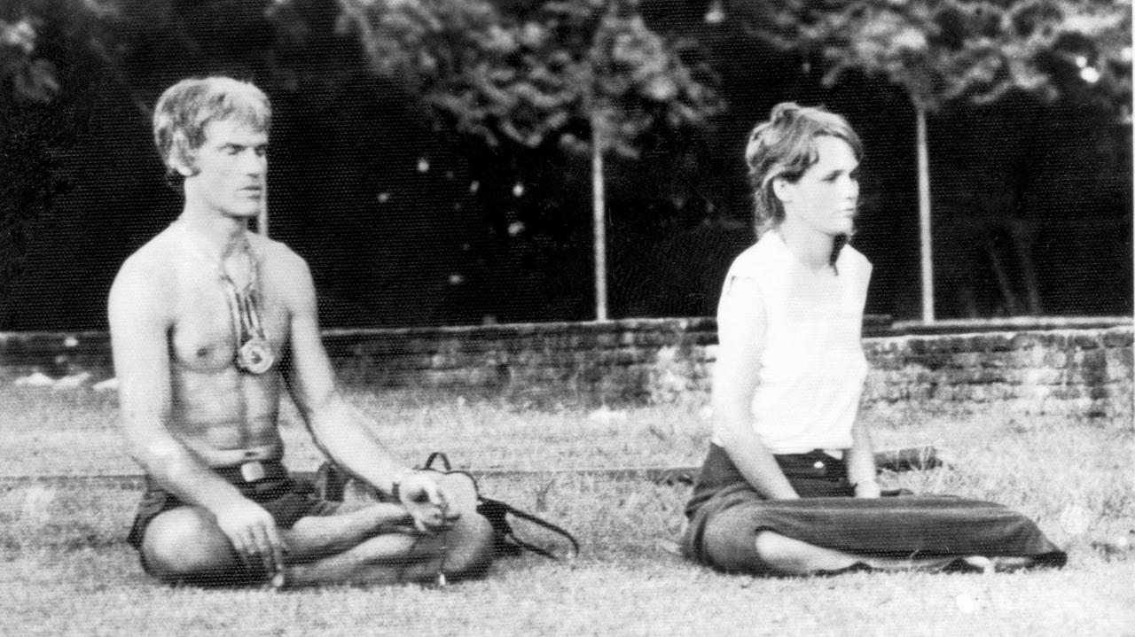 Hannah und Ole Nydahl als junge buddhistische Schüler bei der Meditation