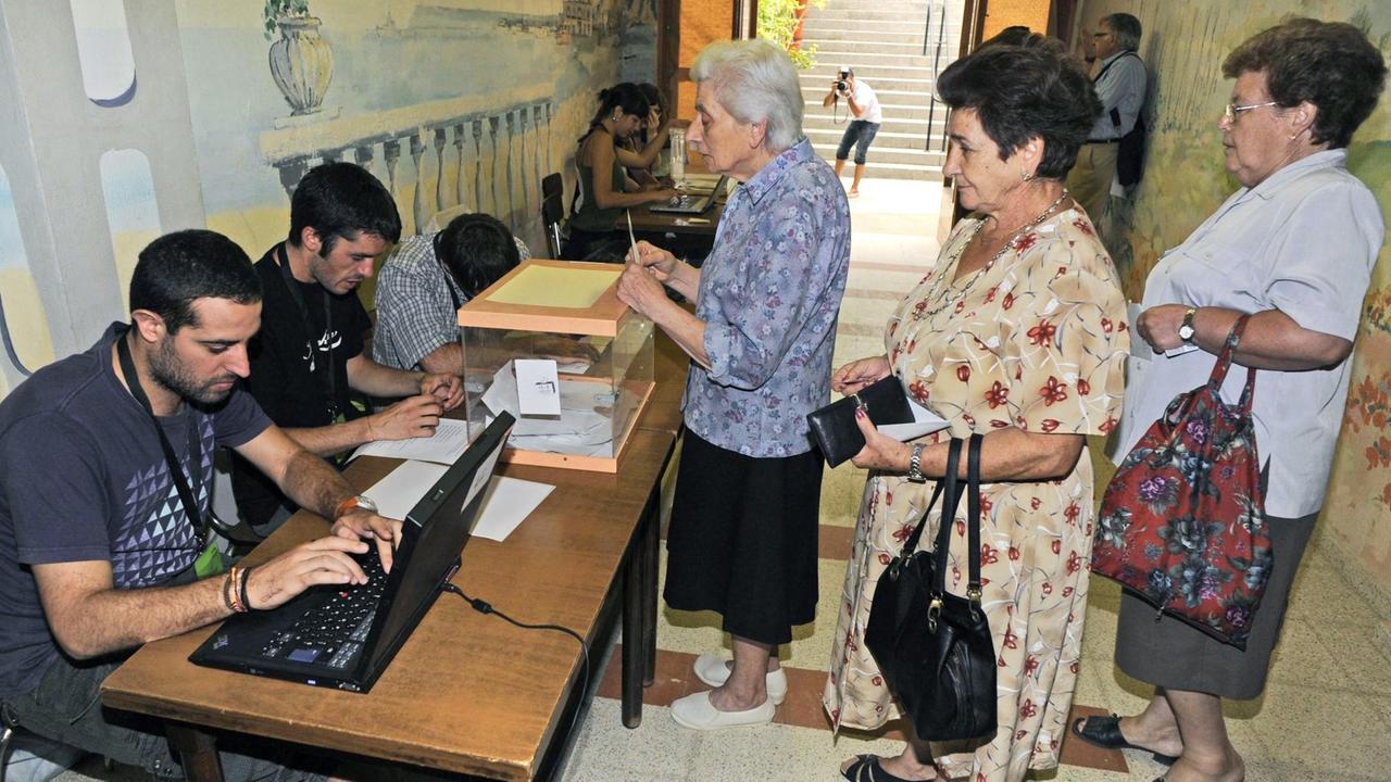 Bürger stehen in einem Wahlbüro in Arenys de Munt zur Abstimmung über die Unabhängigkeit Kataloniens am 13. September 2009.