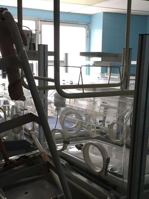 Medizinisches Gerät steht ungenutzt im Hospital de Ninos J.M. de los Rios.