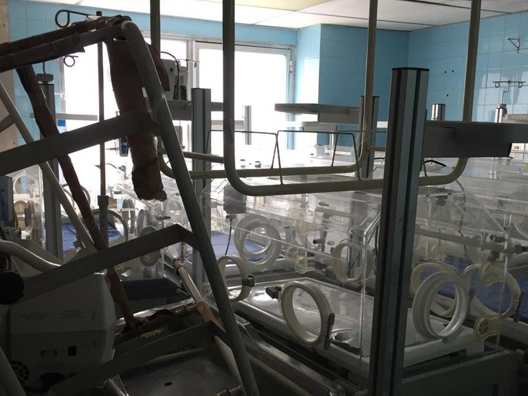 Medizinisches Gerät steht ungenutzt im Hospital de Ninos J.M. de los Rios.