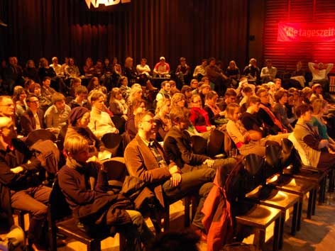 Publikum bei einer Veranstaltung im Rahmen des 18. open mike