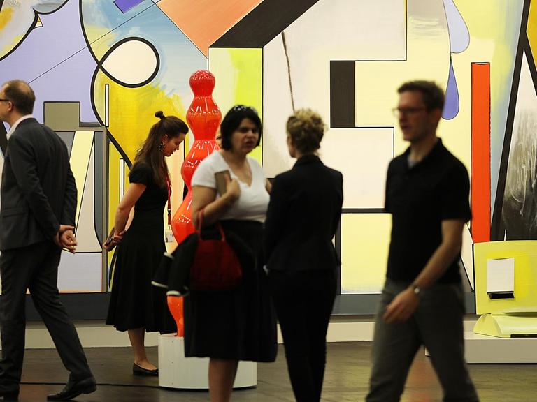 Besucher der Kunstmesse Art Cologne auf dem Stand der Galerie Sprüth Magers.