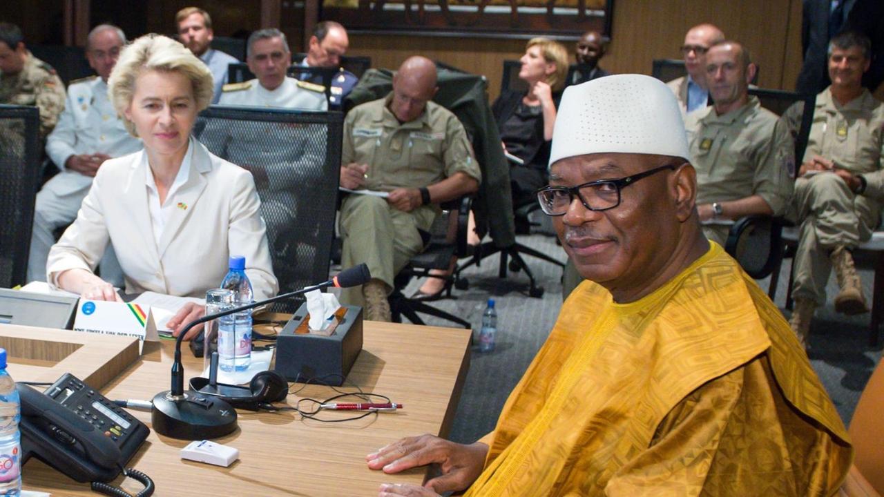 Ibrahim Boubacar Keita (r), Präsident von Mali,, trifft sich mit Bundesverteidigungsministerin Ursula von der Leyen in Bamako (Mali).