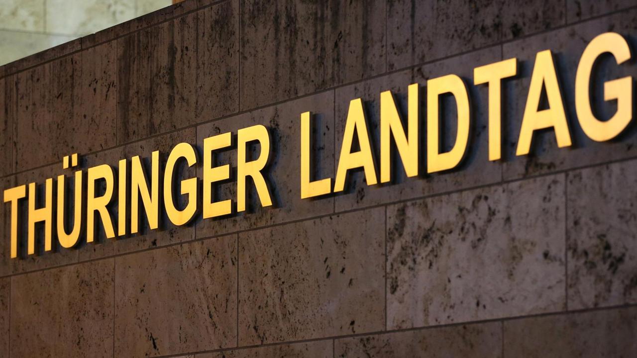 Der Schriftzug "Thüringer Landtag" an der Fassade des Gebäudes