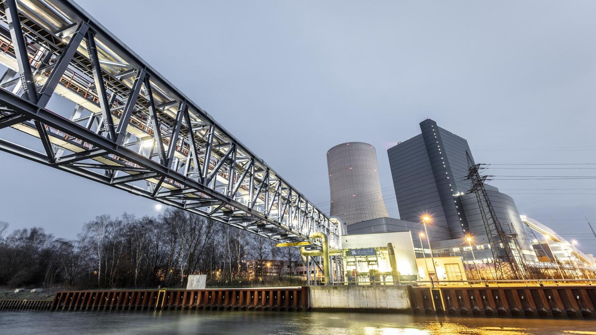 Steinkohlekraftwerk Datteln 4 mit 180 Meter hohem Kühlturm im Probebetrieb.