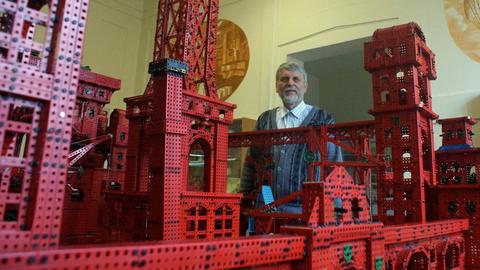 Jaromir Kriz (65), Geschäftsführer des Baukasten-Herstellers Merkur, hinter einem riesigen roten Modell aus Metall