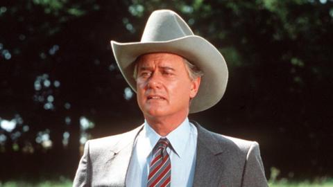 Mit dem obligatorischen Cowboy-Hut auf dem Kopf und den Händen in den Hosentaschen: Larry Hagman als Fiesling J. R. Ewing in der US-amerikanischen Fernsehserie "Dallas".