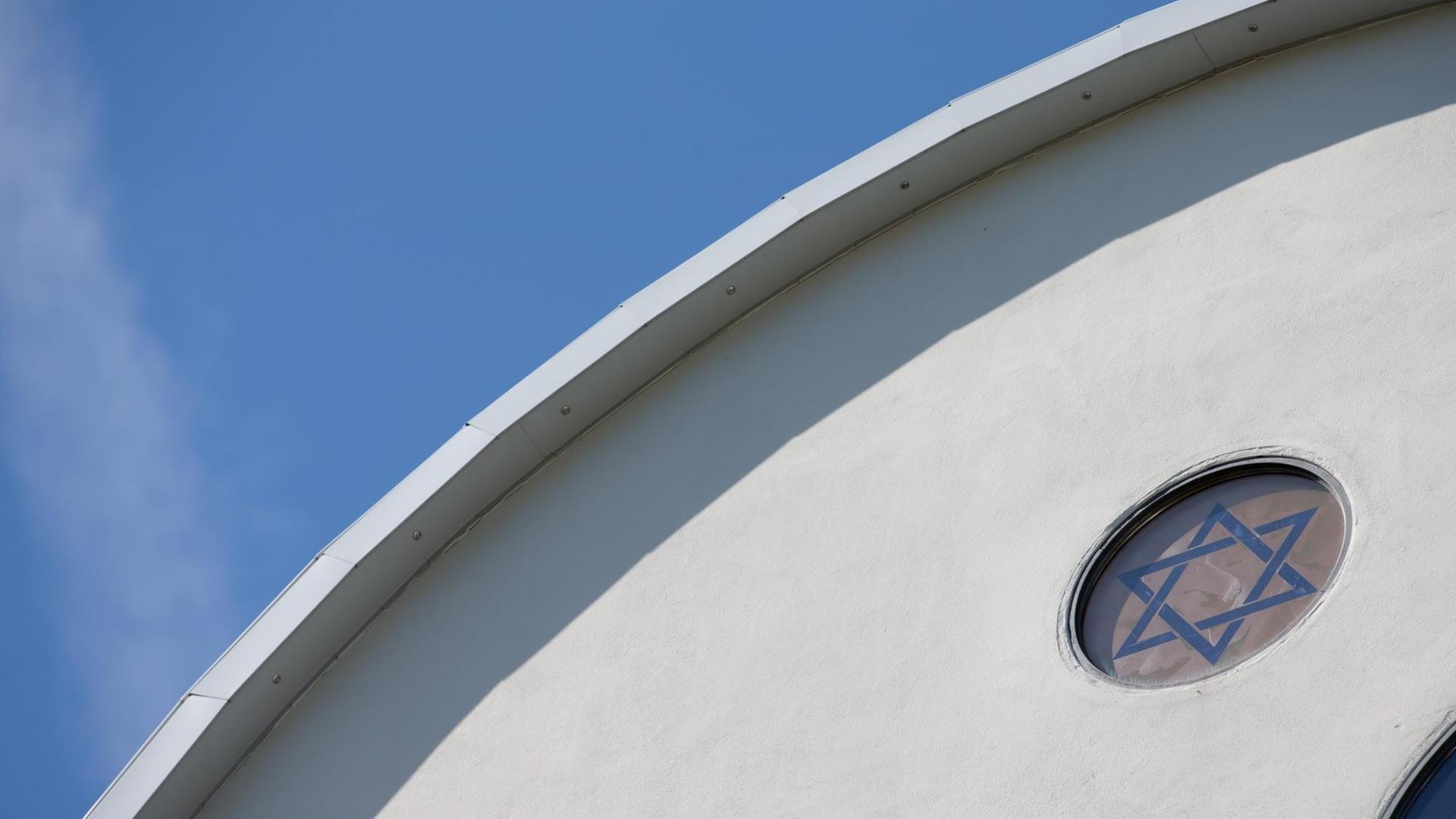 Ein Fassadenausschnitt der Synagoge Beit Tikwa in Bielefeld, auf dem in einem kleinen Fenster der Davidstern zu sehen ist.