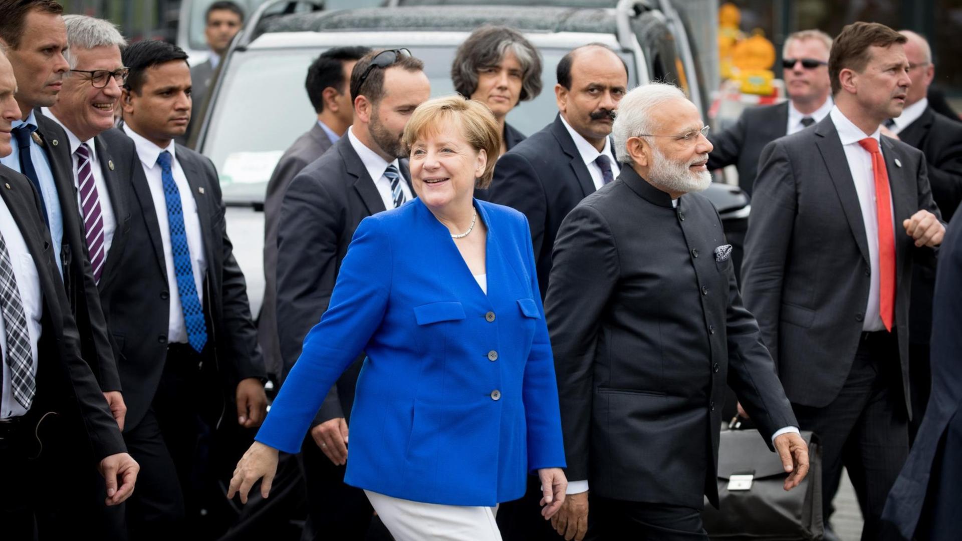 Bundeskanzlerin Angela Merkel (CDU) und der indische Premierminister Narendra Modi gehen am 30.05.2017 in Berlin nach den deutsch-indischen Regierungskonsultationen über den Pariser Platz zum Brandenburger Tor.