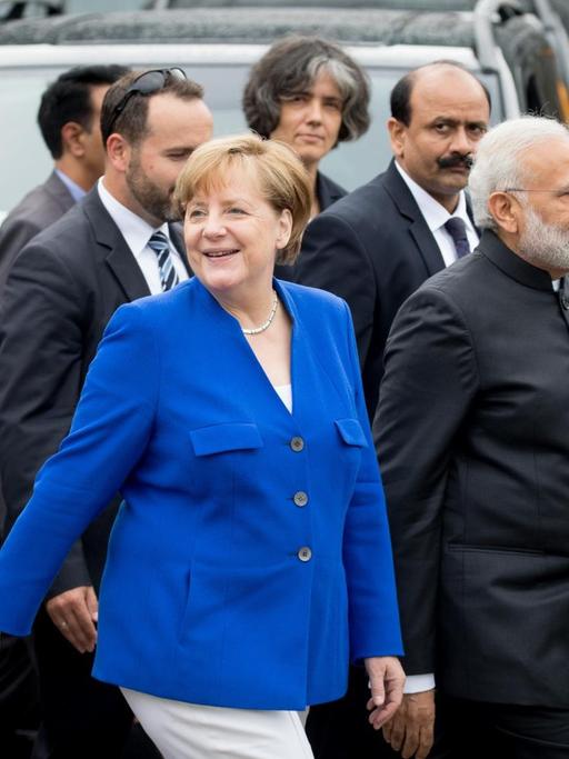 Bundeskanzlerin Angela Merkel (CDU) und der indische Premierminister Narendra Modi gehen am 30.05.2017 in Berlin nach den deutsch-indischen Regierungskonsultationen über den Pariser Platz zum Brandenburger Tor.