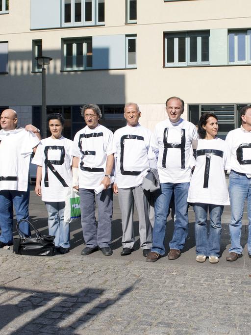Das Wort "Wahlrechtslos" ergeben die Buchstaben auf den T-Shirts der Demonstranten, die sich am Sonntag (27.09.2009) in Berlin vor dem Wahllokal aufgestellt haben, in dem Bundeskanzlerin Merkel ihre Stimme abgeben soll. Die Demonstranten verbanden mit ihrem Auftritt die Forderung nach Wahlrecht für Migranten in Deutschland. Bei der Wahl zum 17. Deutschen Bundestag sind nach einer Schätzung des Statistischen Bundesamtes rund 62,2 Millionen Deutsche wahlberechtigt.