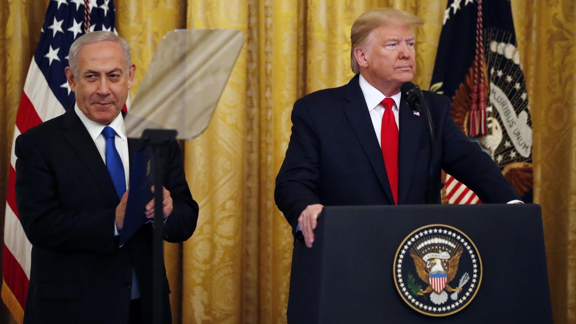 Donald Trump (r), Präsident der USA, und Benjamin Netanjahu, Ministerpräsident von Israel, treffen zu einer Zeremonie im Ostsaal des Weißen Hauses ein.