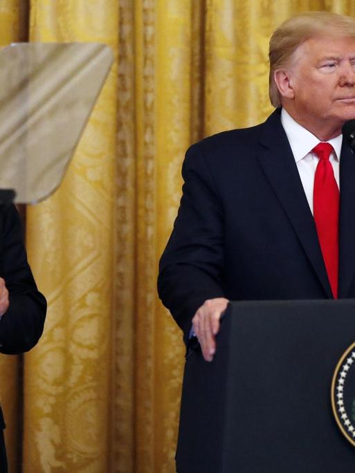 Donald Trump (r), Präsident der USA, und Benjamin Netanjahu, Ministerpräsident von Israel, treffen zu einer Zeremonie im Ostsaal des Weißen Hauses ein.