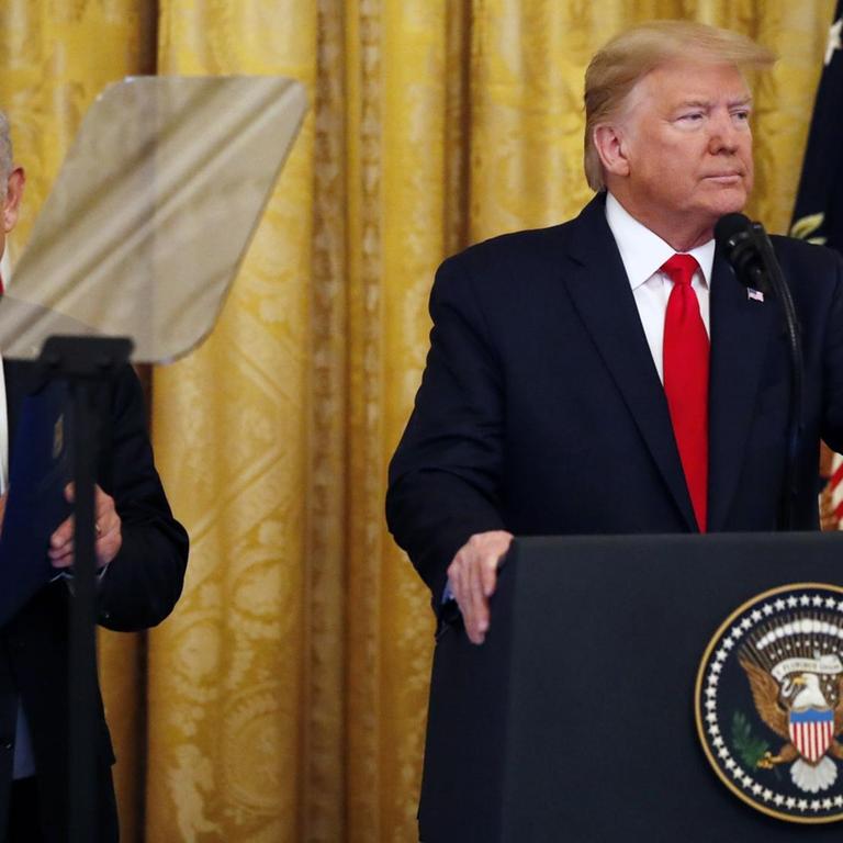 Donald Trump (r), Präsident der USA, und Benjamin Netanjahu, Ministerpräsident von Israel, treffen zu einer Zeremonie im Ostsaal des Weißen Hauses ein.