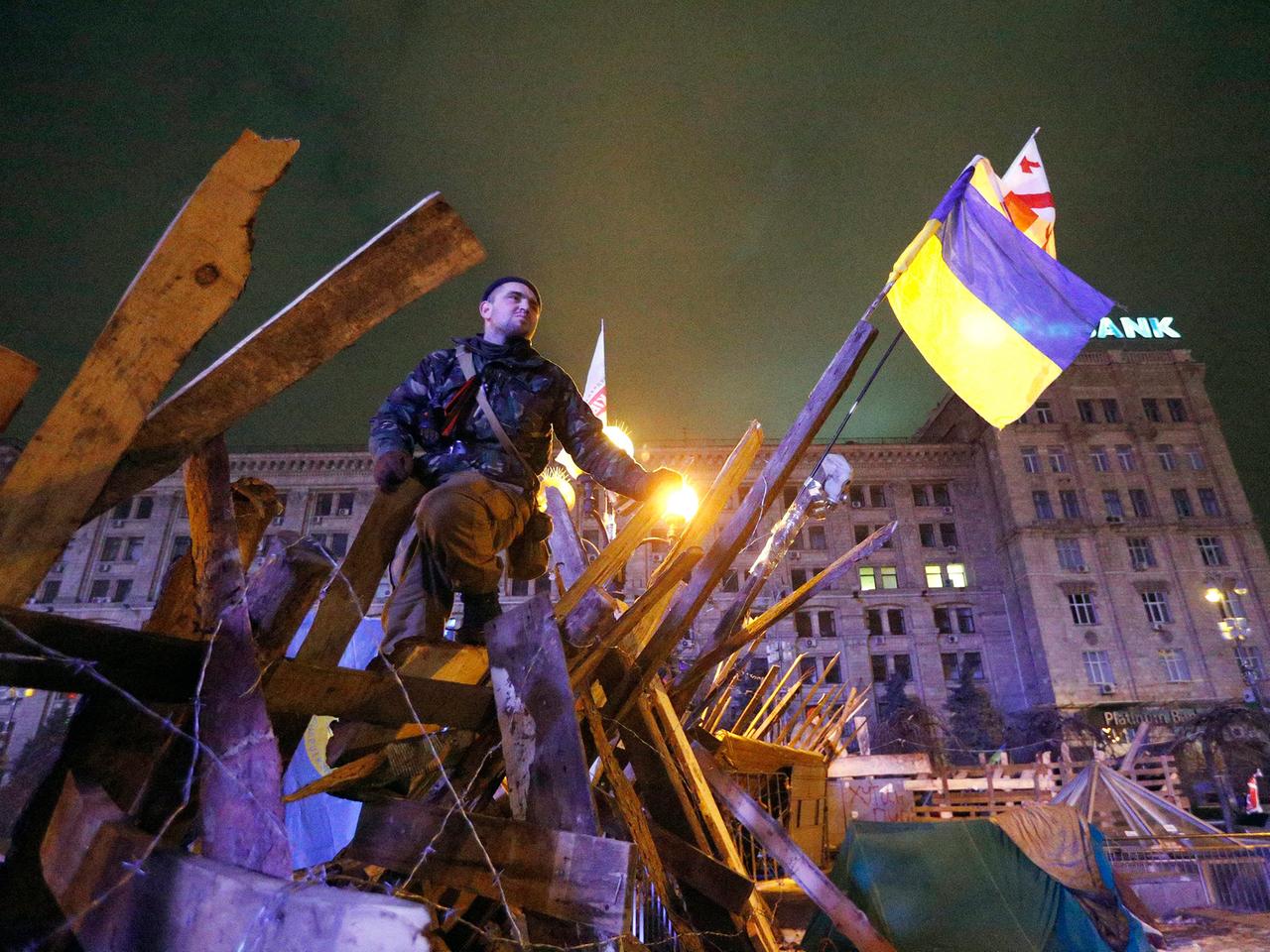 Proeuropäische Demonstranten auf einer Barrikade auf dem Unabhängigkeitsplatz in Kiew am 14. Dezember 2013.