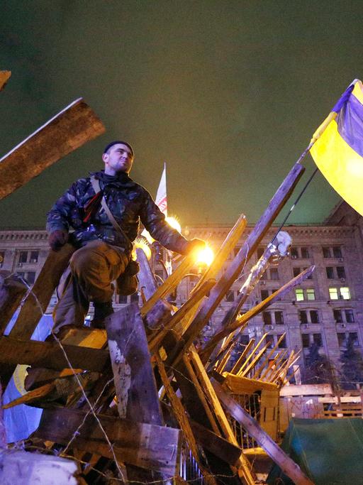 Proeuropäische Demonstranten auf einer Barrikade auf dem Unabhängigkeitsplatz in Kiew am 14. Dezember 2013.