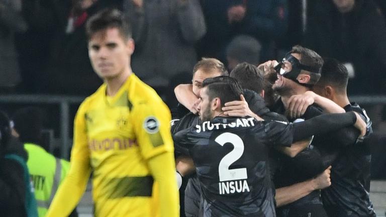 Das Stuttgarter Team jubelt bei der Partie gegen Borussia Dortmund, links daneben zu sehen ist der BVB-Spieler Julian Weigl.