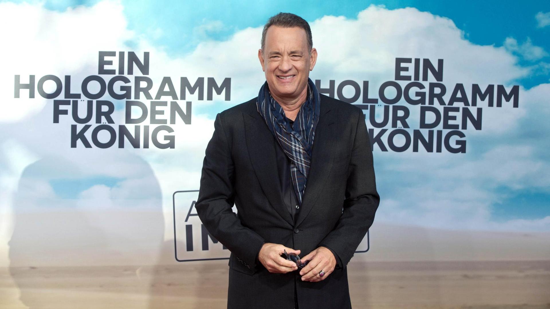 Der Schauspieler Tom Hanks kommt zur Europapremiere des Films "Ein Hologramm für den König" in Berlin.