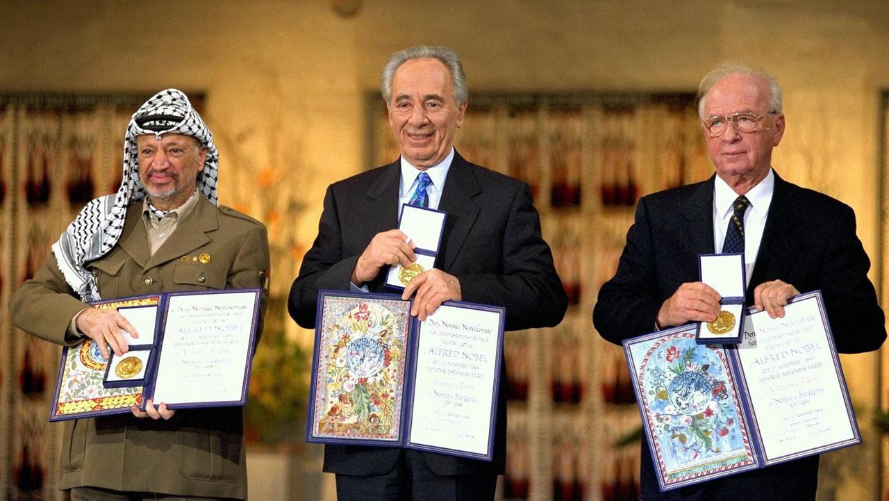 Die Vergabe des Friedens-Nobel-Preises an Yasser Arafat, Shimon Peres und Yitzhak Rabin (r) im Jahr 1994. 
