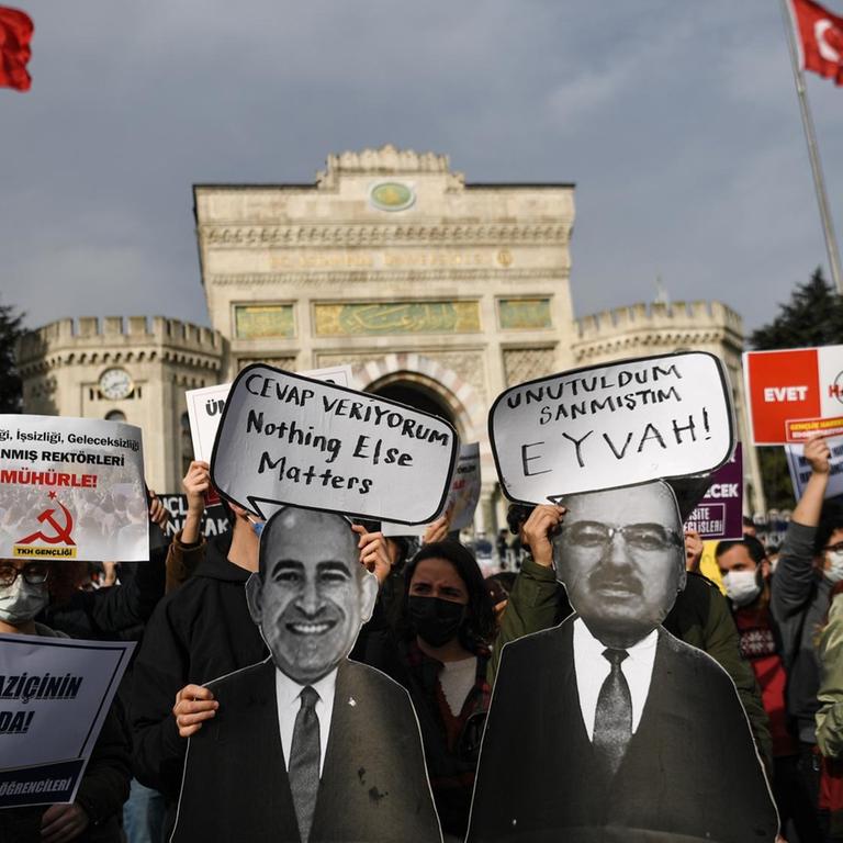 Studierende protestieren gegen die Berufung als Rektoren von Mesut Balu (Li) an die Bogazici-Uni und Mahmut Ak (Re) an die Istanbuler Universität am 11.01.2021