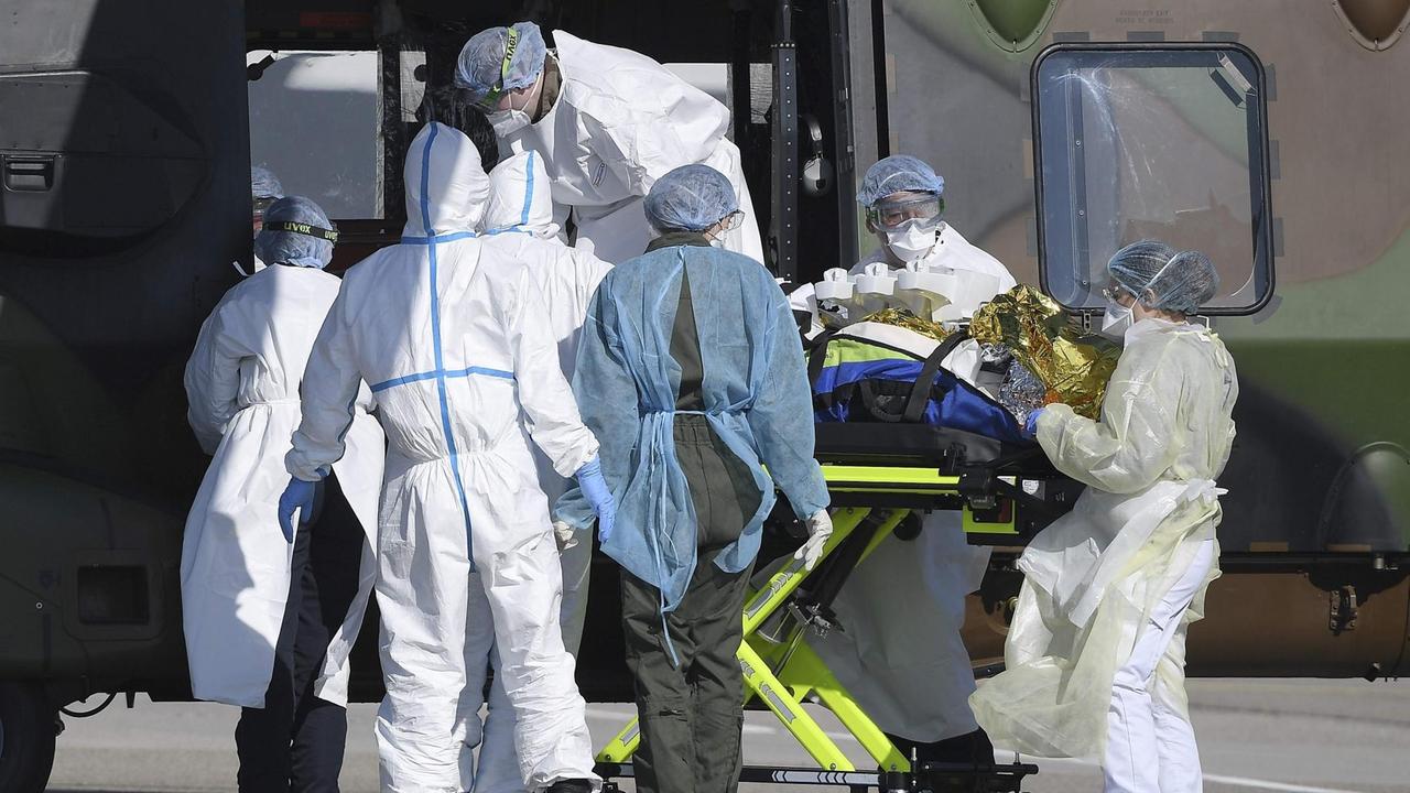 Frankreich, Straßburg: Medizinisches Personal hebt einen Patienten in einen militärischen NH90 Transporthubschrauber.
