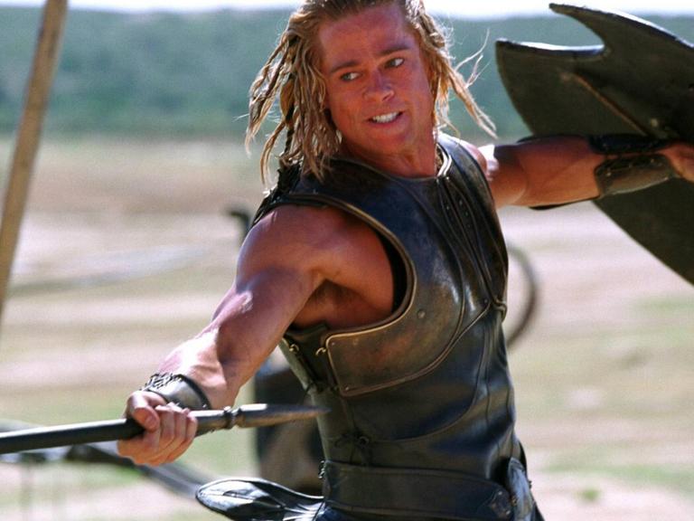 Eine Szene aus dem Film Troja mit Brad Pitt als Achilles in einer Kampfszene mit Schwert.