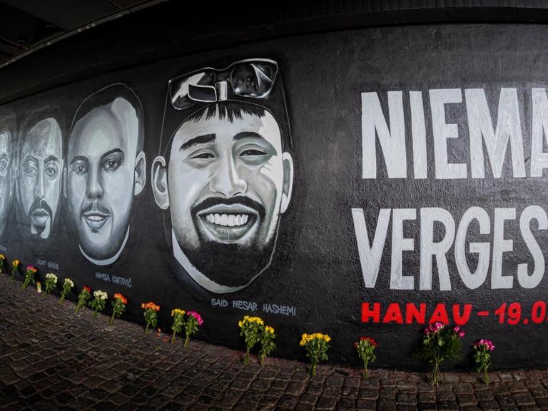 Ein 27 Meter langes Gedenkgraffito erinnert in Frankfurt an die Opfer des Anschlags in Hanau am 19. Februar 2020.