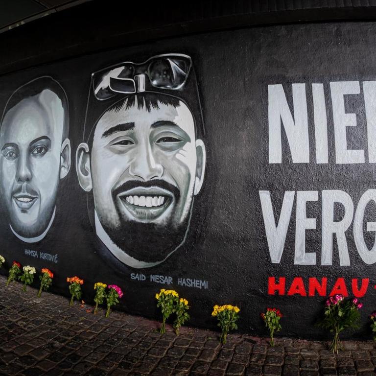 Unter der Friedensbrücke in Frankfurt erinnert ein 27 Meter langes Gedenk-Graffiti an die Opfer des Anschlags in Hanau am 19. Februar 2020.