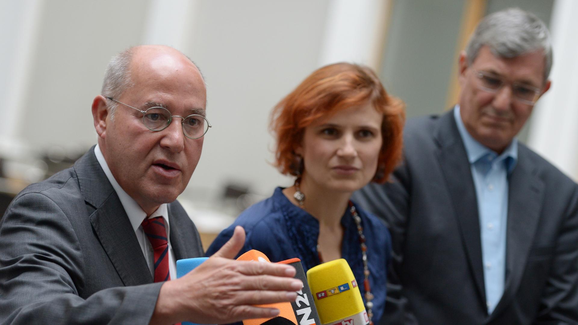 Die Parteivorsitzenden der Partei Die Linke, Katja Kipping und Bernd Riexinger (r) sowie der Linke-Bundestagsfraktionsvorsitzende Gregor Gysi vor Mikrofonen
