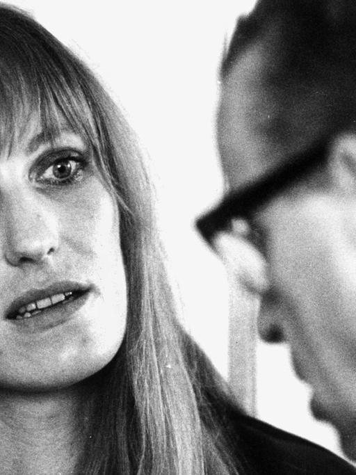 Gudrun Ensslin bei Gericht im Gespräch mit ihrem Verteidiger, 1968.
