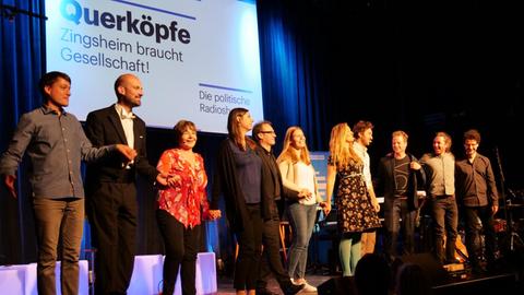 Mehrere Gäste stehen auf der Bühne