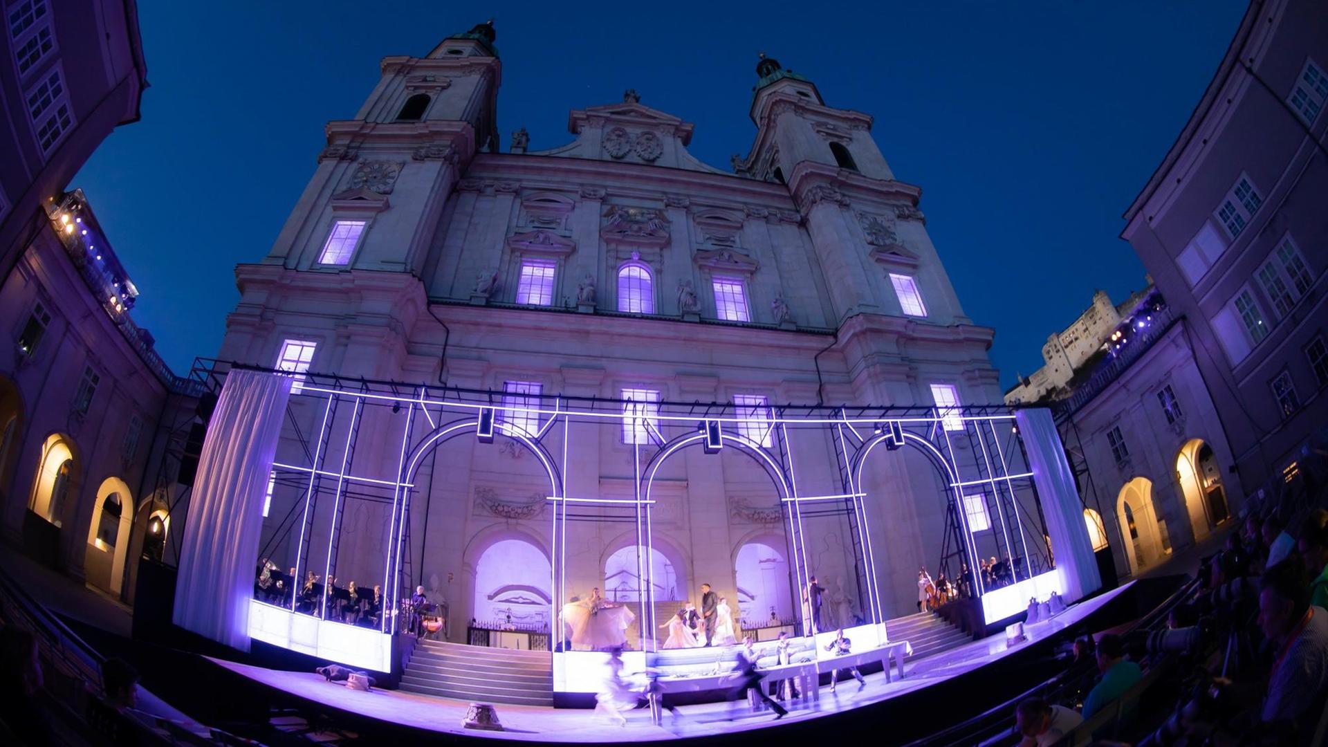 Erleuchtete Kulisse zur Fotoprobe von "Jedermann" am Domplatz bei den Salzburger Festspielen 2019.