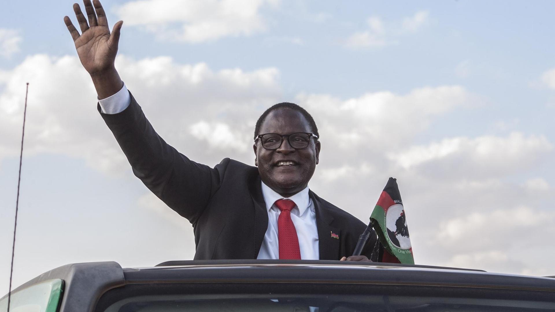 Der Sieger der Präsidentenwahl in Malawi, Lazarus Chakwera, winkt auf einem Archivbild aus einem Fahrzeug.