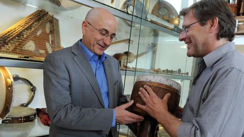 Ali Moradkhani (l), Vorsitzender des Musikmuseums Iran, und Raimund Vogels (r), Direktor des Center for World Musik, halten am Montag (09.05.2011) in Hildesheim eine iranische Bechertrommel, "Tombak" genannt, in den Händen.