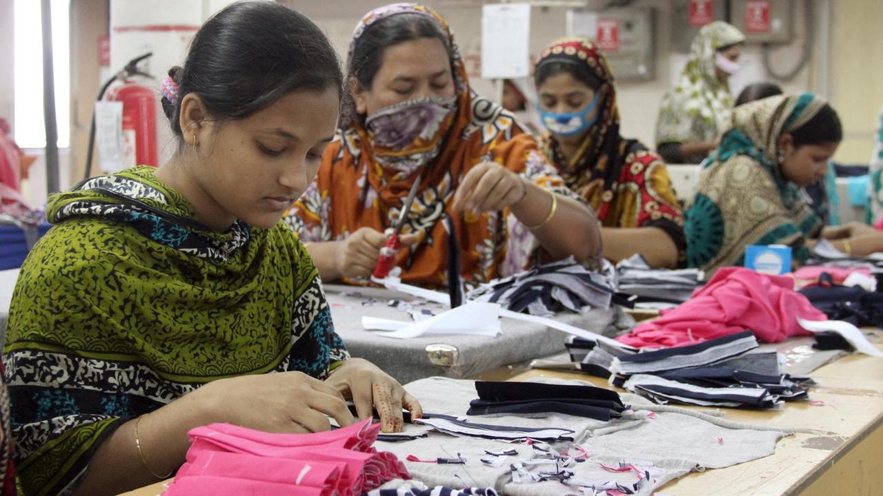Frauen und Männer arbeiten in der Textilfabrik "One Composite Mills" in Gazipur, einem Vorort der Hauptstadt Dhaka in Bangladesch