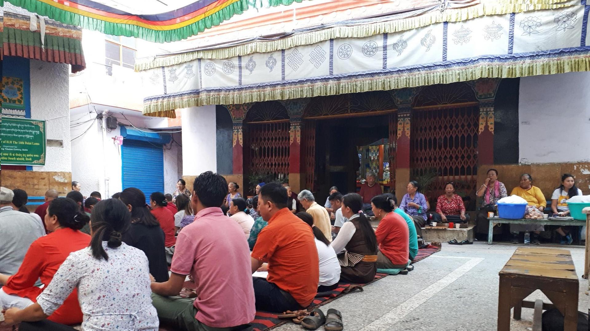 Exiltebeter beten in Majnu-ka-tilla für den amtierenden Dalai Lama