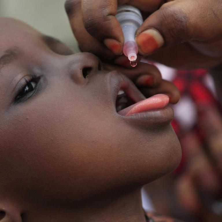 Ein Kind wird in Kawo Kano (Nigeria) gegen Polio geimpft.