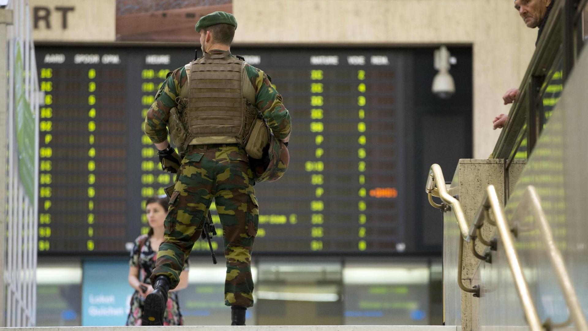 Soldaten patroulieren am 21.06.2017 im Zentralbahnhof von Brüssel (Belgien). Sicherheitskräfte schossen am Abend des 20.06.2017 im Zentralbahnhof der belgischen Hauptstadt einen Verdächtigen nieder, der kurz zuvor eine kleinere Explosion ausgelöst haben soll.