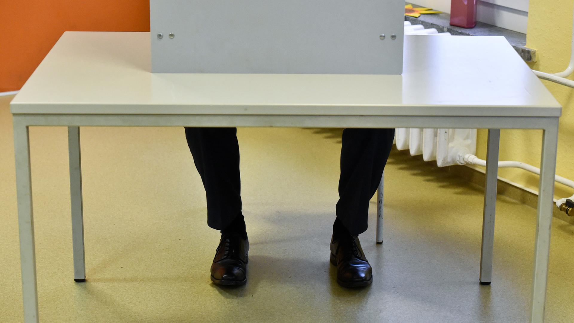 Wahlkabine - hier wählt der Spitzenkandidat der SPD für die Landtagswahl in Brandenburg, Ministerpräsident Dietmar Woidke; September 2014