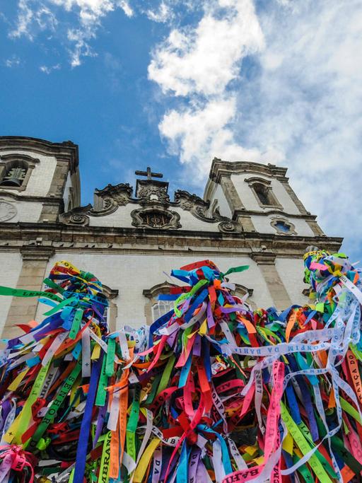 Bunte Bändchen, die sogenannten Fitinhas, sind an der Bonfim-Kirche, der berühmteste Pilgerkirche von Salvador da Bahía, gebunden.