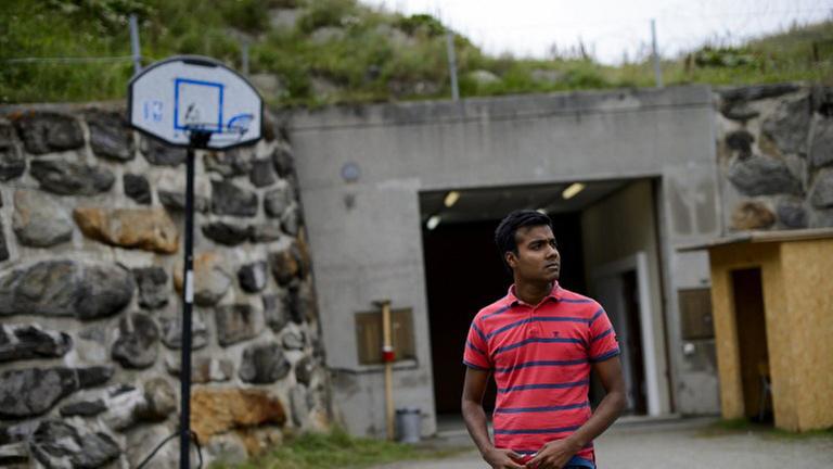 Ein Asylbewerber in der Schweiz vor einem Militärbunker in Realp