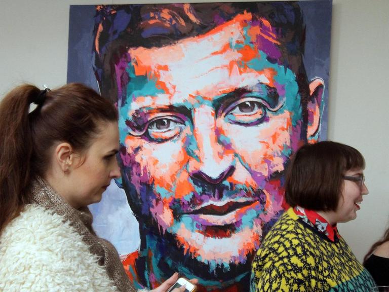 Ein Porträt des Kabarettisten und Präsidentschaftskandidaten Wolodymyr Selenskyj hängt in einer Ausstellung in Dnipro in der Zentralukraine.