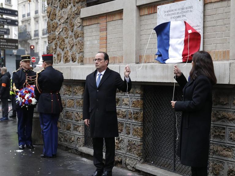 Frankreichs Präsident Francois Hollande und die Bürgermeisterin von Paris, Anne Hidalgo, bei der Enthüllung einer Gedenktafel für die Opfer der Terroranschläge am 13. November 2015.