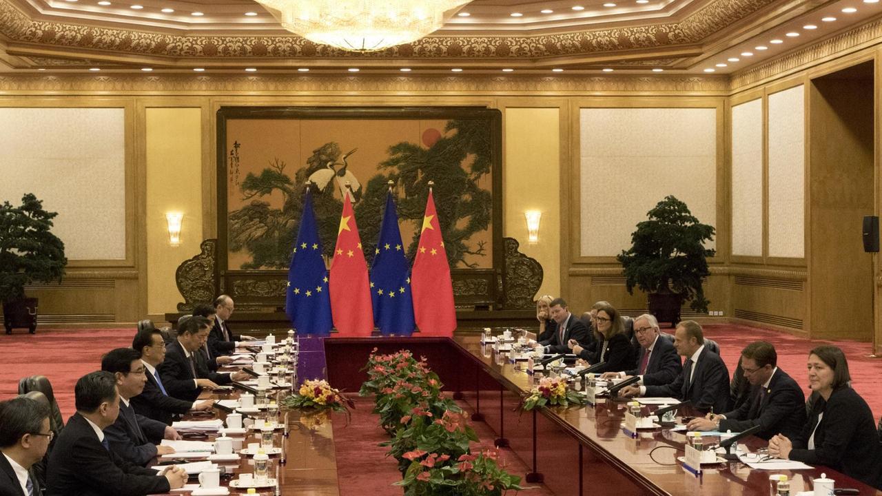Die Delegationen von EU und China im Verhandlungssaal in Peking. 