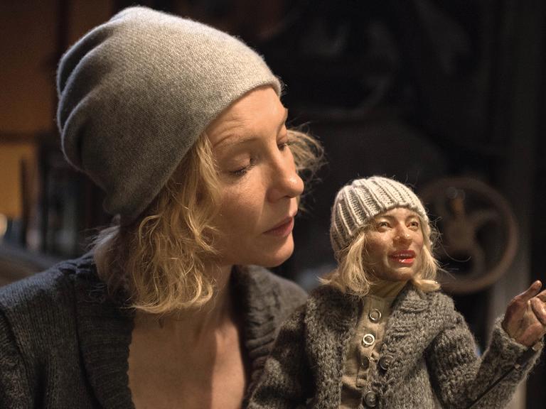 Cate Blanchett als Puppenspielerin - Surrealismus - im Film "Manifesto" von Julian Rosefeldt
