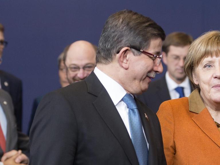 Bundeskanzlerin Merkel im Gespräch mit dem türkischen Ministerpräsidenten Davutoglu