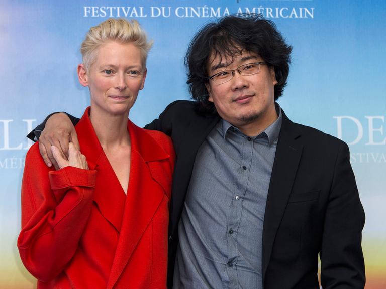 Schauspielerin Tilda Swinton (l) und der südkoreanische Regisseur Bong Joon Ho während eines Foto-Shootings bei der Premiere von "Snowpiercer" während des 39. Deauville American Film Festivals.